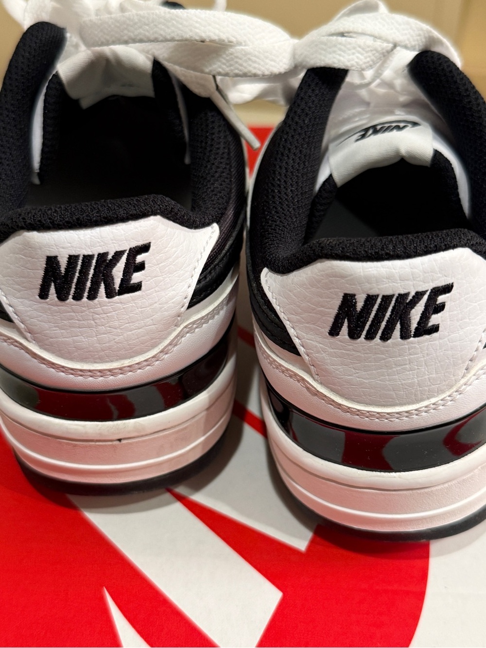 Nike Women’s Gamma Force Sneakers Size 8.5 DX9176-100 White/Black Leather Low - Picture 8 of 9